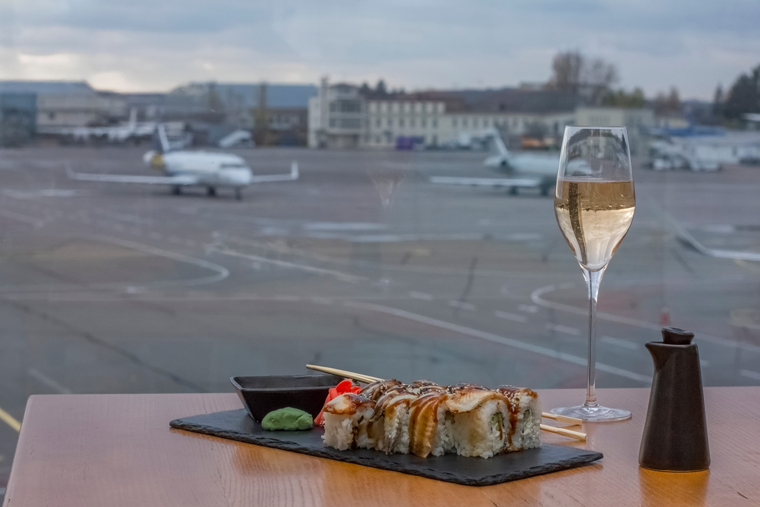 Meal With a View of An Airport Runway - Best Dining Options in Airports